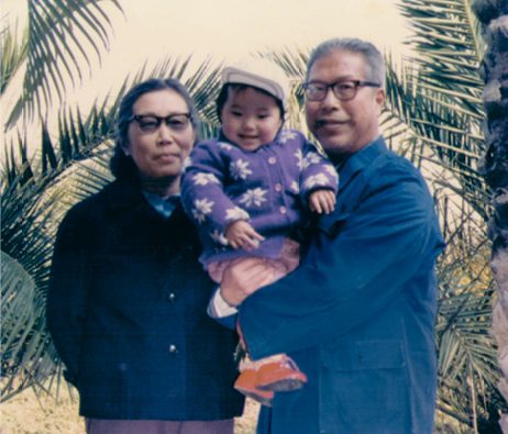 Jin with her grandparents in 1990. Desun Jin, right, a botanist, was an early inspiration.